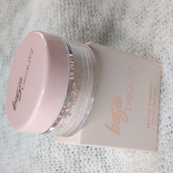 Basic Beauty Setting Powder in Translucent - Picture 10 of 10